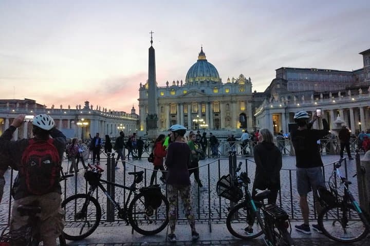 Rome Sunset Bike Tour: Evening Ride Past the Pantheon, Trevi Fountain & Orange Garden photo 3