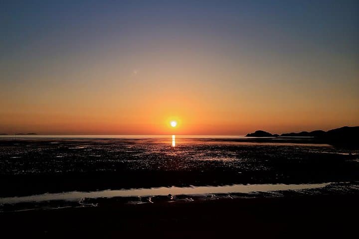 Incheon Full-Day Sunset and Seafood Tour — Wolmido, Murals & Macian Beach Sunset