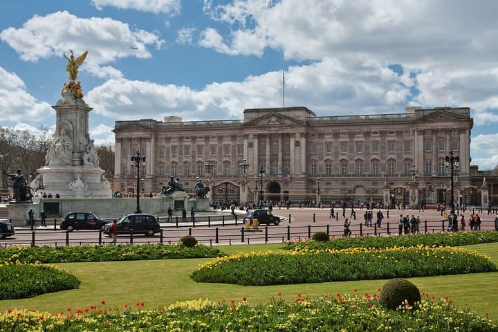 Classic London Walking Tour & Changing of the Guard — History in Action photo 3