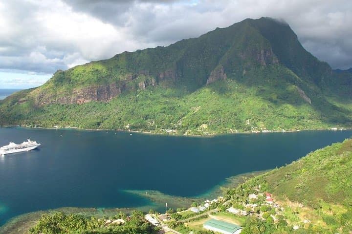 Private 4x4 Safari in Moorea: Belvedere Lookout, Magic Mountain & Pineapple Valleys photo 4