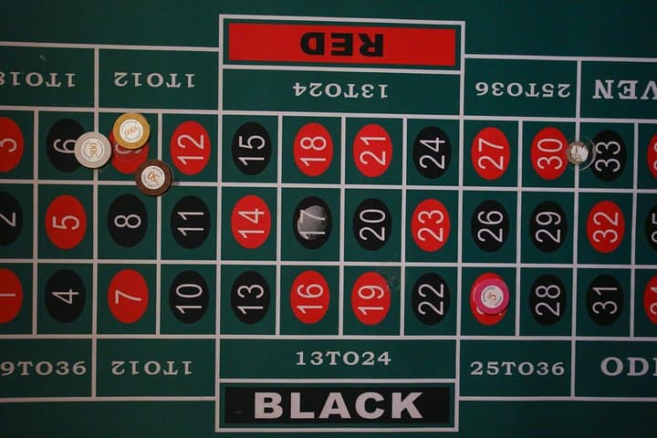 Casino Royale Escape Room Barcelona: 60-Minute High-Stakes Puzzle photo 4