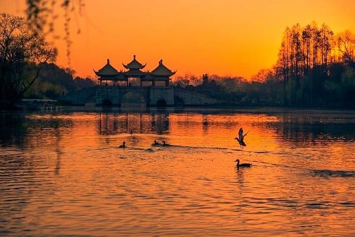 Private Yangzhou City Day Tour — Slender West Lake, Geyuan Garden & Han Guangling Tomb photo 2