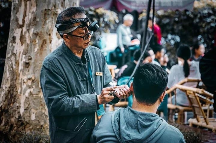 Chengdu Half-Day Bike Tour — Wenshu Temple, People’s Park & Kuan-Zhai Lanes by Bike photo 5
