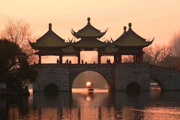 Half-Day Yangzhou Sunset Tour: Geyuan Garden & Slender West Lake Boat Ride photo 2