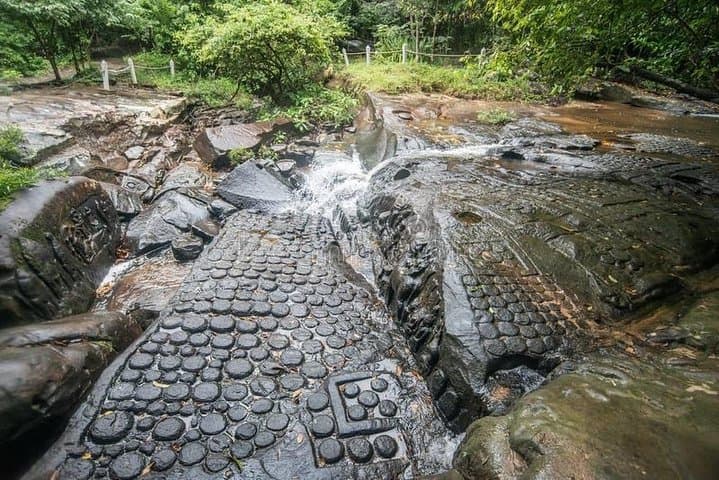 Hike Kbal Spean and Discover Banteay Srei: Full-Day Siem Reap Temple Trek photo 5