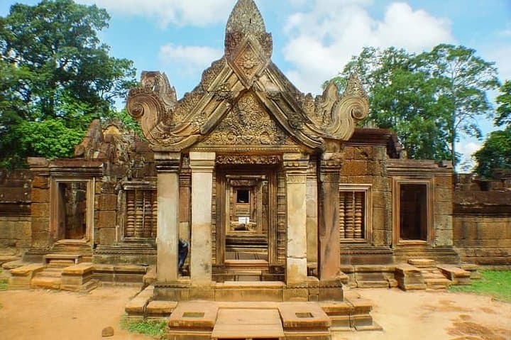 Hike Kbal Spean and Discover Banteay Srei: Full-Day Siem Reap Temple Trek