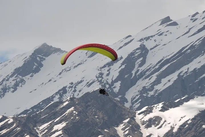 Paragliding in Kullu Manali: Tandem Flights Over Solang Valley photo 3