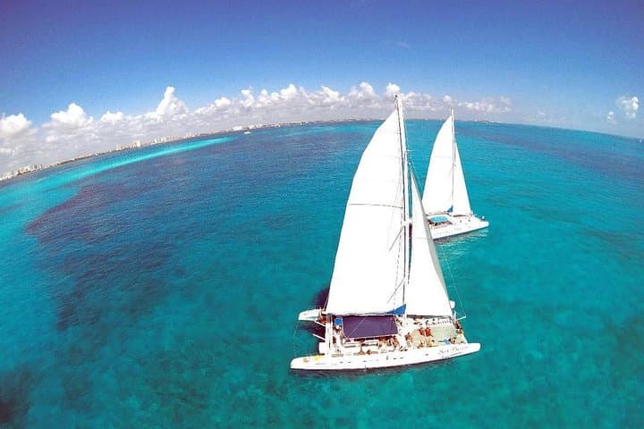 Catamaran to Isla Mujeres: Snorkel, Open Bar & Beach Club Day Trip from Cancun