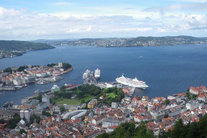 Exploring Bergen on Foot: Historic Sights and City Views with Local Flavors photo 2