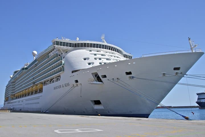 Private transfer between Portsmouth International Port and London Luton Airport — door-to-door airport and cruise transfers