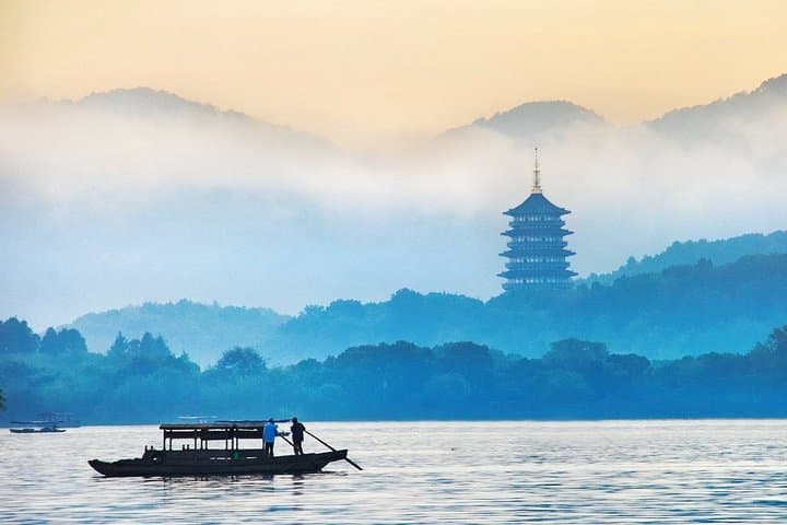 Private English Guide in Hangzhou: Custom 8-Hour West Lake & Tea Country Tour photo 3