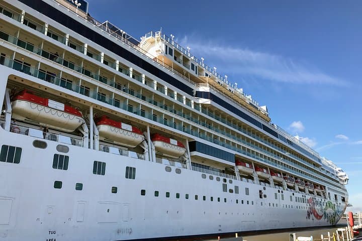 Private Transfer Between Tilbury Cruise Port and Stansted Airport — Reliable London Transfers photo 1
