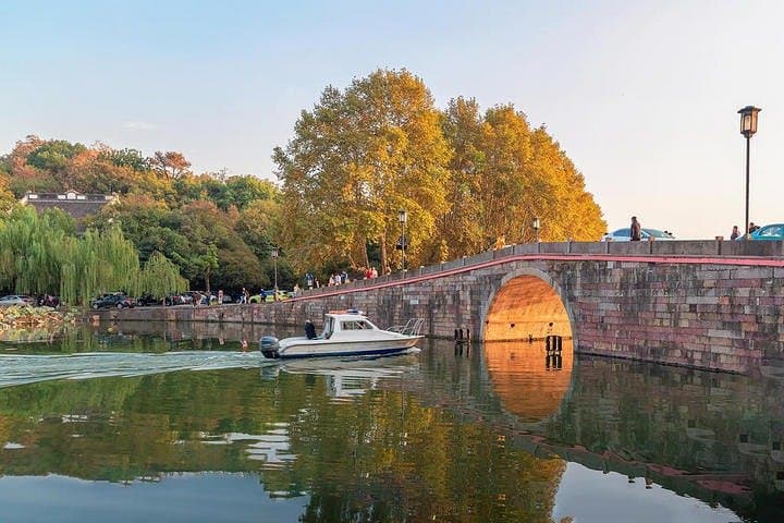 Hangzhou Muslim Day Trip — West Lake, Phoenix Mosque & Qinghefang Ancient Street photo 3