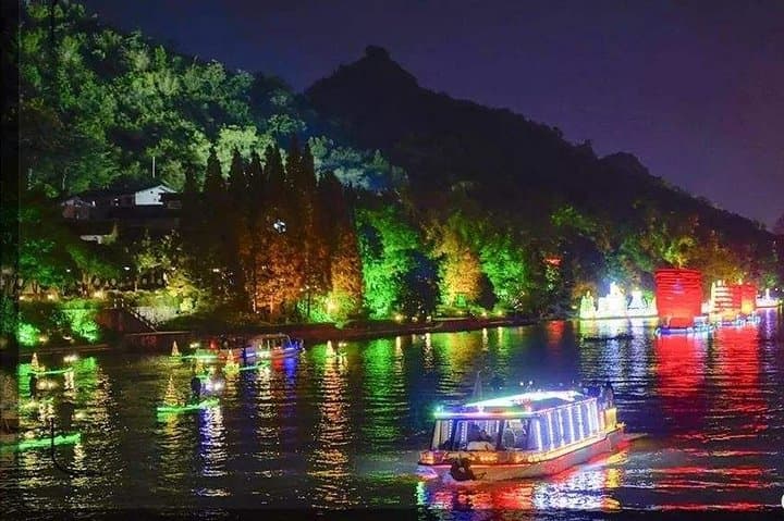Guilin After Dark: Two Rivers and Four Lakes Illuminated Night Cruise and Private Tour photo 3