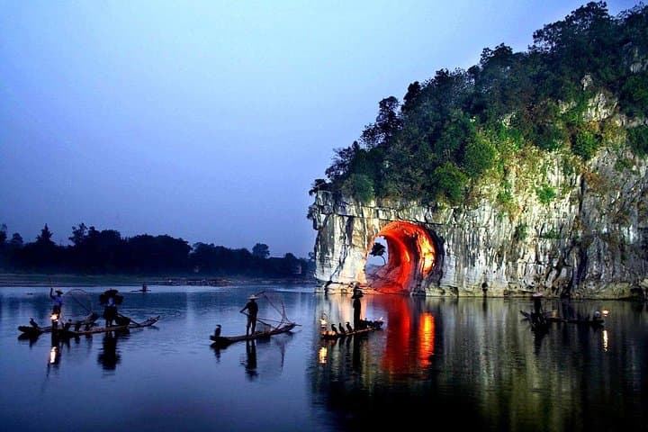 Guilin After Dark: Two Rivers and Four Lakes Illuminated Night Cruise and Private Tour photo 4