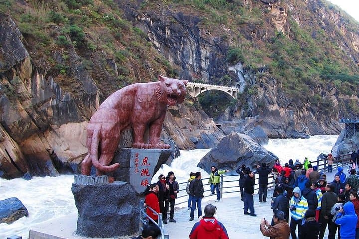 Day Trip to Tiger Leaping Gorge & Black Dragon Pool — Lijiang Private Tour Guide photo 3
