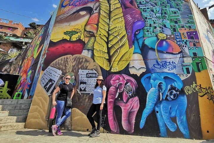 Comuna 13 Graffiti Tour & Metrocable with Colombian Fruit Tasting photo 4