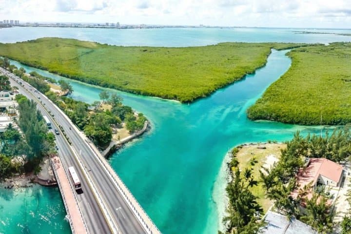 Nichupté Lagoon to Punta Nizuc: Couples Boat Tour & Snorkel in Cancun photo 2