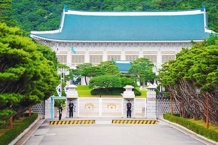Private Seoul Coach Tour: 9-Hour English Guide to Palaces, Markets & Hanok Streets photo 3