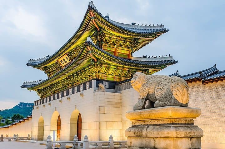 Private Seoul Coach Tour: 9-Hour English Guide to Palaces, Markets & Hanok Streets photo 4