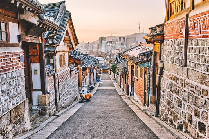 Private Seoul Coach Tour: 9-Hour English Guide to Palaces, Markets & Hanok Streets photo 5