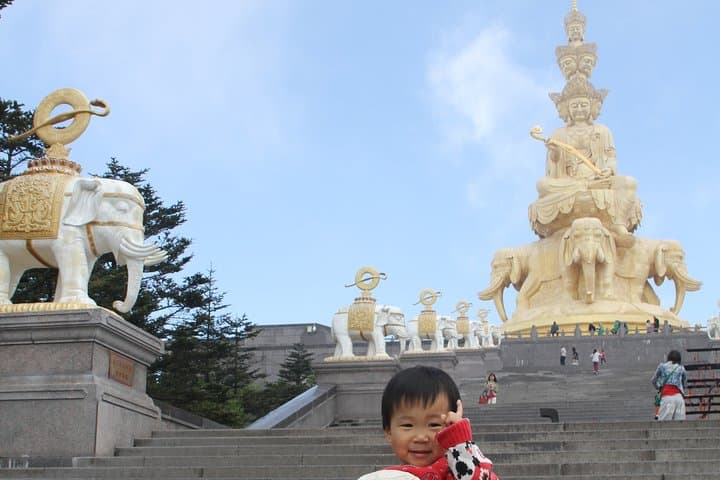 7-Day Private Sichuan Tour: Chengdu, Mount Emei & Jiuzhaigou Highlights