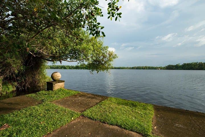Kalutara & Lunuganga Day Tour from Colombo — Temple, Gardens and Coastal Views photo 4