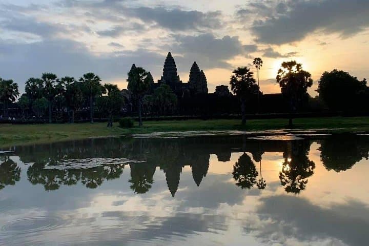 Two-Day Siem Reap Tour: Angkor Wat Sunrise, Tonle Sap Floating Village & War History