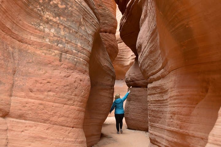 Peekaboo Slot Canyon 4WD Tour — Kanab's Narrow Redrock Adventure