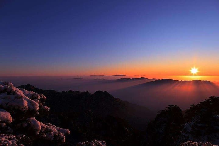 Private Photography Day Tour of Huangshan (Yellow Mountain) — Capture Sea of Clouds & Pine Peaks photo 3
