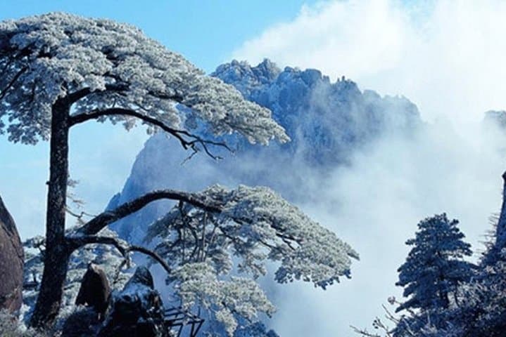 Two-Day Private Tour of Huangshan: Yellow Mountain Sunrise and Hot Spring Spa