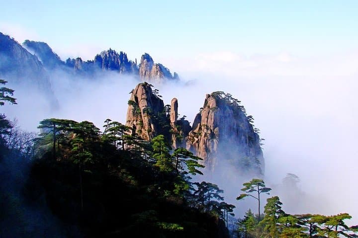 Private Photography Day Tour of Huangshan (Yellow Mountain) — Capture Sea of Clouds & Pine Peaks