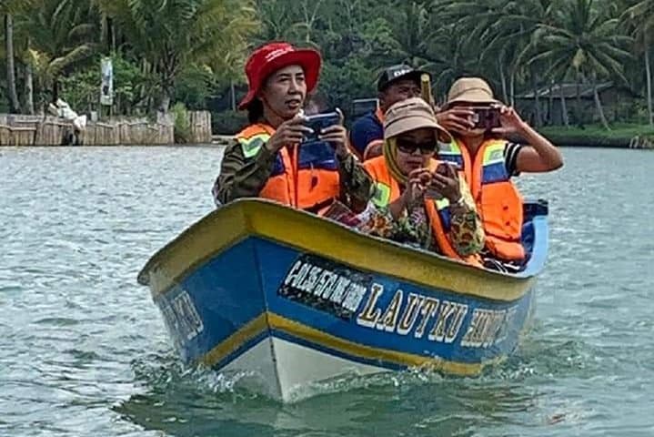 Full-Day Pacitan Adventure from Yogyakarta: Klayar Beach, Gua Gong & Maron River photo 2