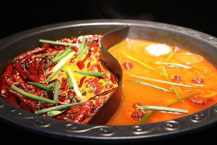 Chongqing Liangjiang Night Cruise & Authentic Hot Pot Dinner photo 4