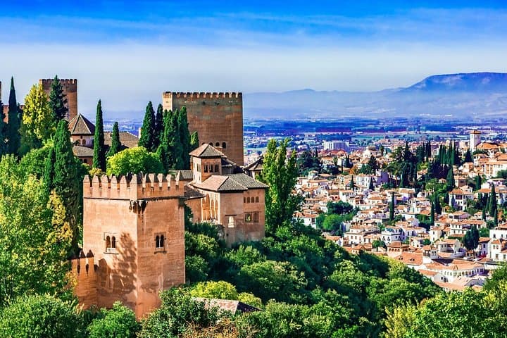 Skip-the-Line Alhambra and Albaicín Private Guided Tour with Official Guide in Granada