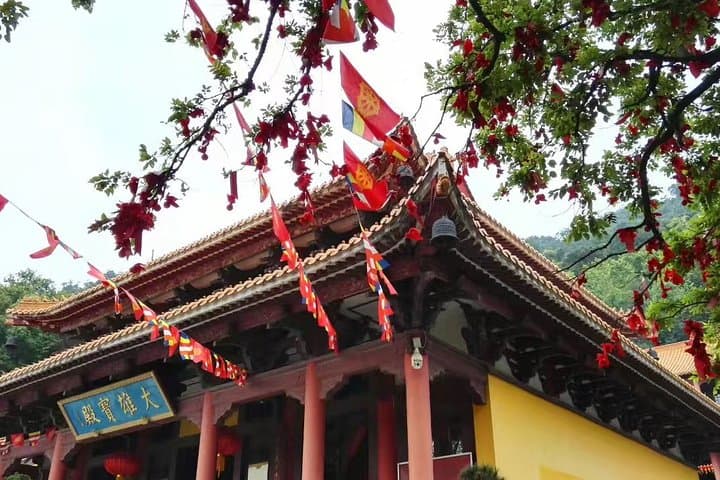 Day Tour to Mount Guifeng from Guangzhou: Yutai Temple, Yuhu Lake & Pagoda