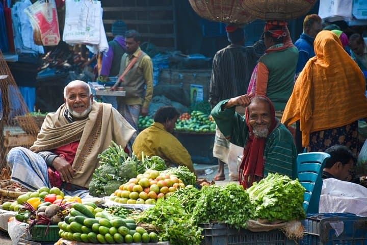 Dhaka Kawran Bazar Private Guided Market Tour with Pickup