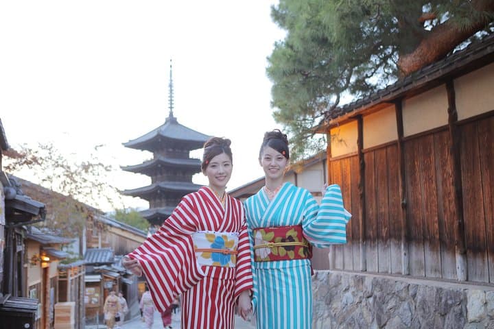 Yukata Walk Near Kiyomizu-dera: Kimono Rental & Stroll in Kyoto