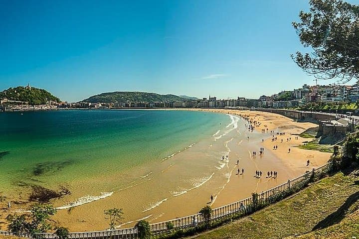 San Sebastián City Bike Tour: 2.5-Hour Guided Ride to Peine del Viento and Gros