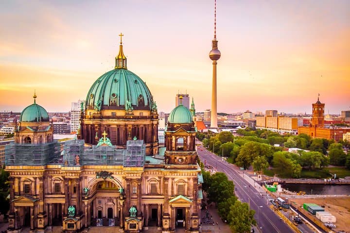 Berlin Photo Experience: Private Professional Photoshoots in Iconic City Locations photo 1