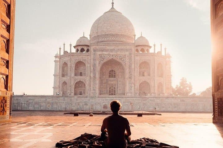 Private Mumbai Photo Shoot: Professional Photographer for City Portraits