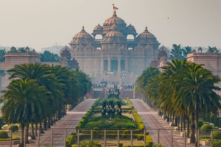 Exploring Delhi's Temples: Private Tour to Lotus, Akshardham & Bangla Sahib photo 2