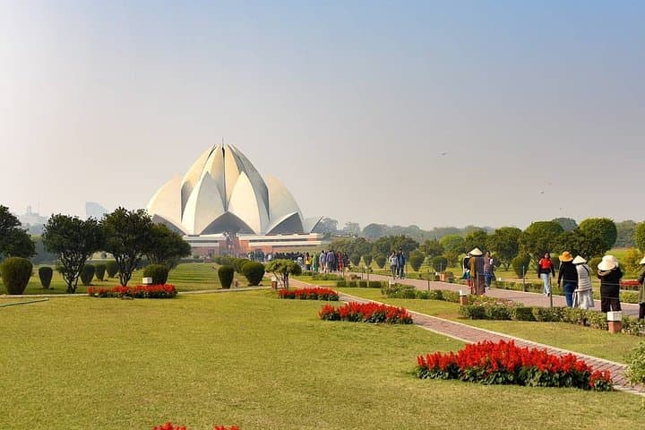 Exploring Delhi's Temples: Private Tour to Lotus, Akshardham & Bangla Sahib photo 3