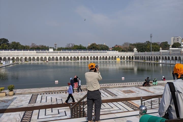 Exploring Delhi's Temples: Private Tour to Lotus, Akshardham & Bangla Sahib photo 5