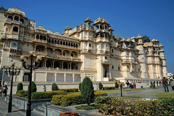 Udaipur in a Day: Private City Palace, Lake Pichola & Monsoon Palace Tour