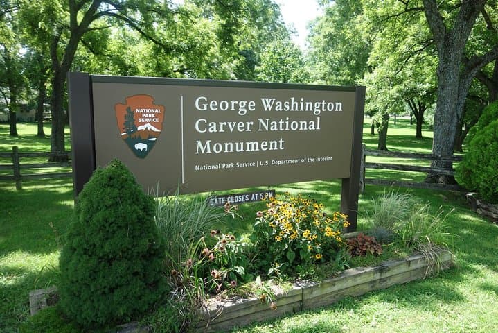 Night Sights of Washington: Private 4-Hour Monuments & Landmarks Tour photo 5