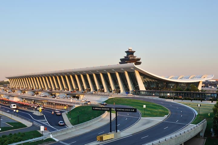 Private Washington DC Airport Transfer: One-Way Luxury Hotel or Airport Pickup