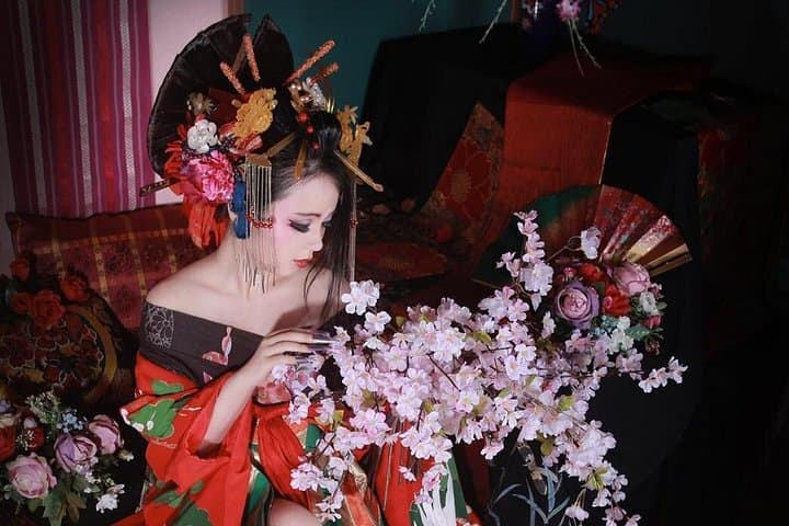 Oiran Makeover and Photoshoot in Niigata: Private Traditional Costume Experience photo 2