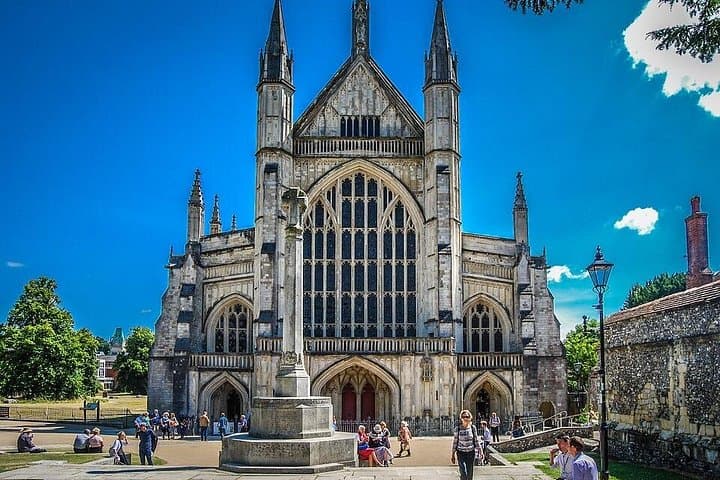 Private Day Tour: Windsor Castle, Stonehenge & Winchester Cathedral from London