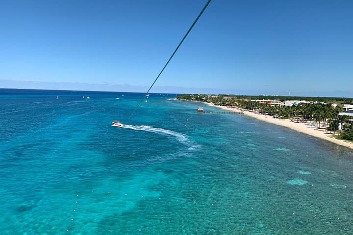 Parasailing in Cozumel: 15-Min Flight with Locker & Pool Access photo 2